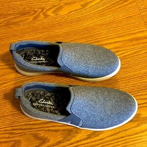 Womens Clarks Cloudsteppers Grey and White  Slip ons, size 6.